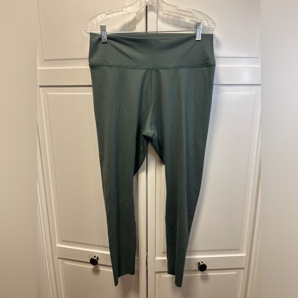 NWT Crivit Green Scalloped Hem Active Leggings Size Large (16-18) - Picture 1 of 11